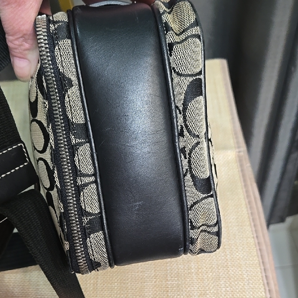 Coach Black and Cream Messenger Bag Signature Style (Camera Bag) NWOT - Picture 4 of 11